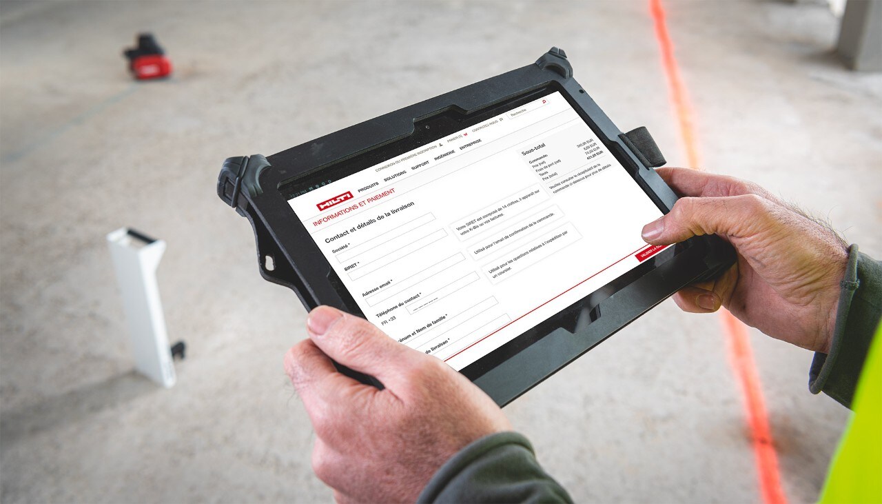 Un client Hilti achète en ligne depuis sa tablette