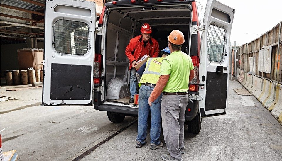 Un agent Hilti récupère des batteries au lithium-ion pour réparation