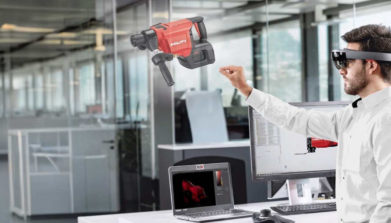 Um colaborador da Hilti visualiza uma Multitool em 3D com óculos de realidade aumentada