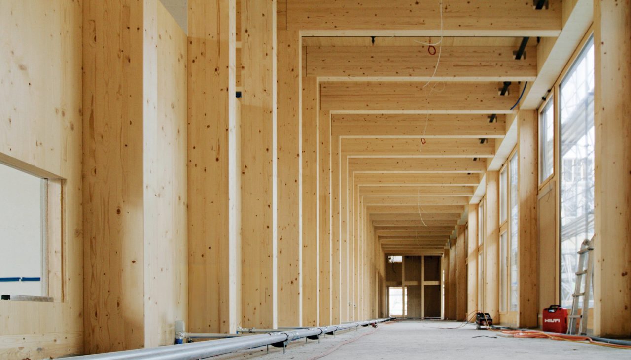 Kit Hilti num estaleiro de construção ecológica em madeira 