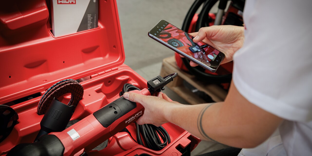Um cliente Hilti lê o QR code da sua máquina com a aplicação On!Track 