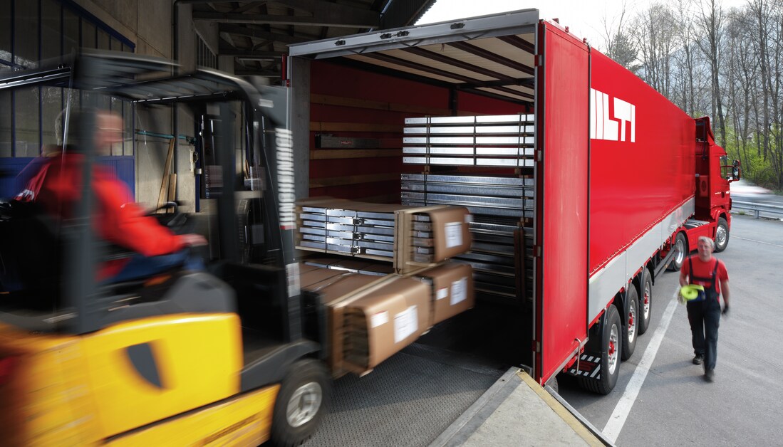 Colaboradores carregam encomendas para envio aos clientes Hilti