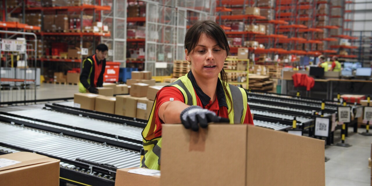 Um empregado armazena uma caixa Hilti num armazém