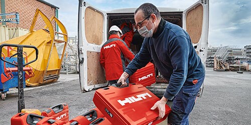 Um cliente recebe a sua encomenda Hilti
