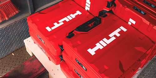 Malas Hilti em cima de uma palete para serem enviadas