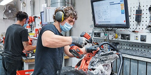 Colaborador Hilti repara uma ferramenta Hilti no centro de reparações