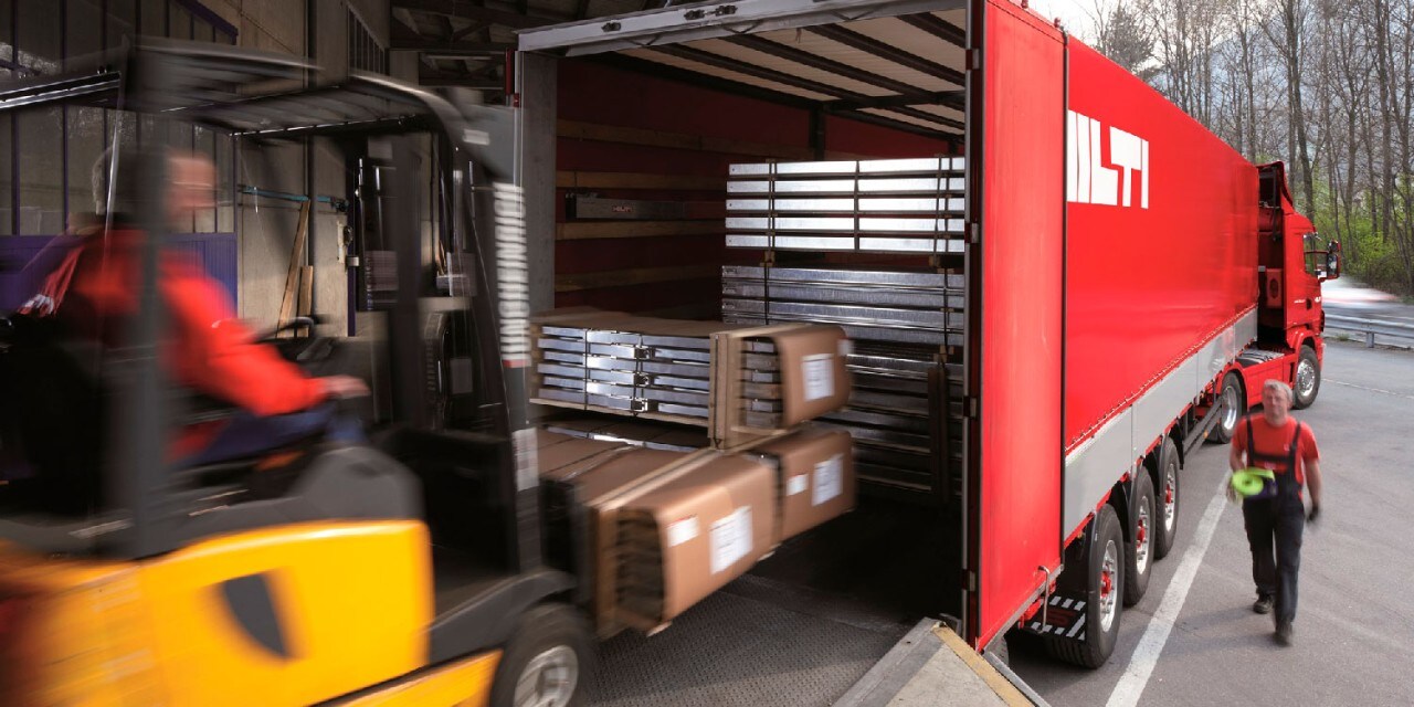 Um colaborador da Hilti recolhe uma encomenda num camião