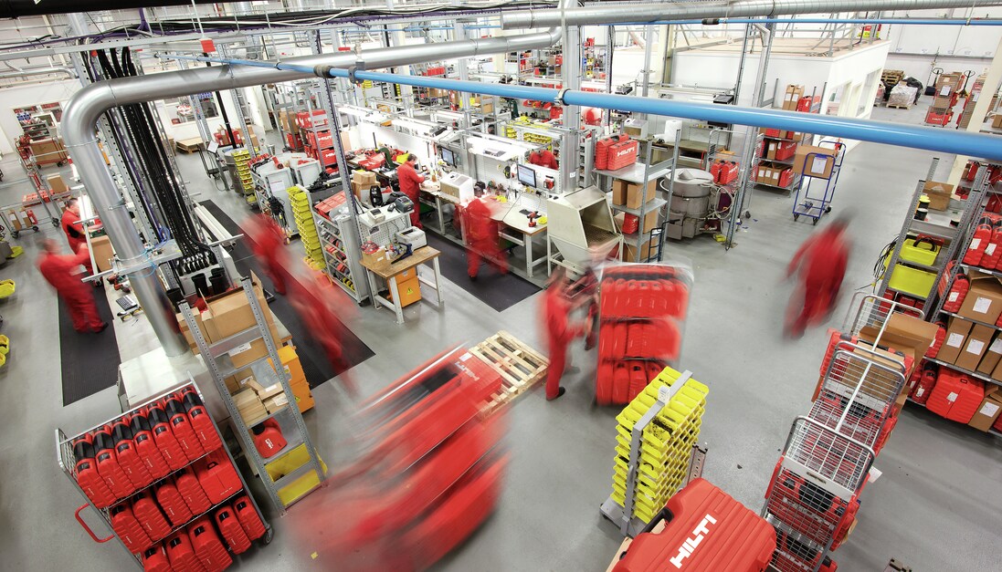 Colaborador Hilti repara uma ferramenta Hilti no centro de reparações