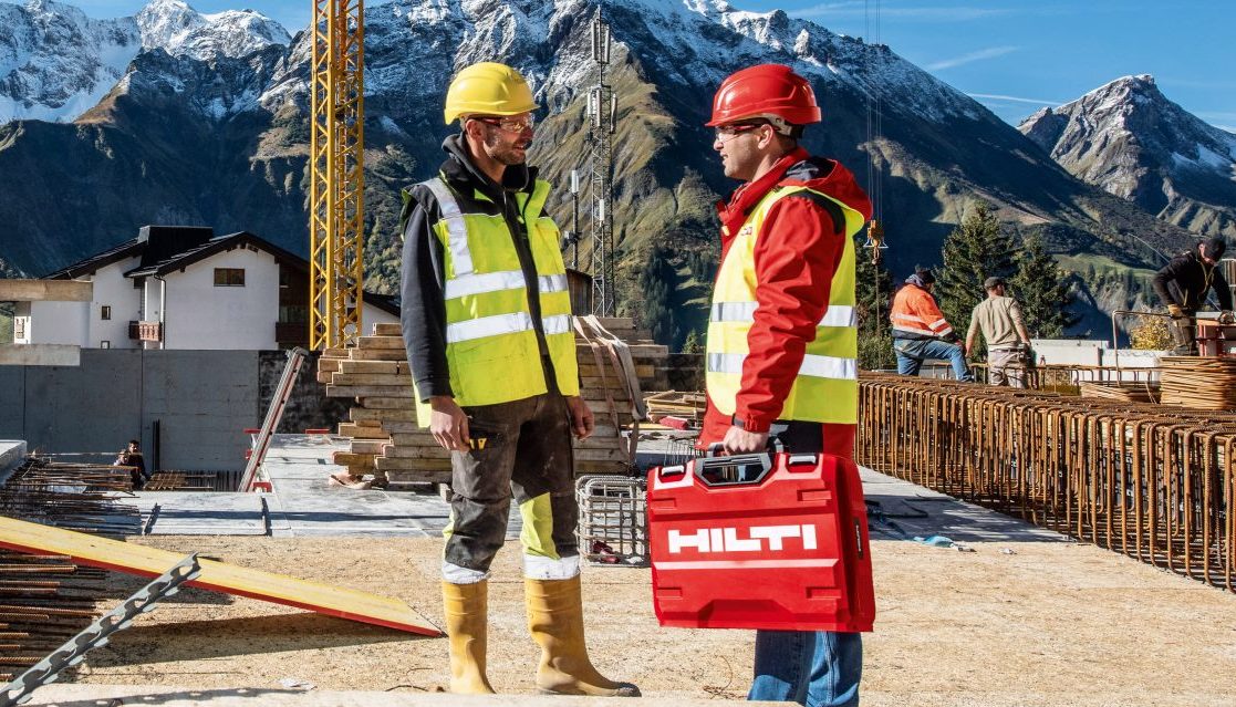 Chargé d'affaires Hilti rencontrant un client sur un chantier