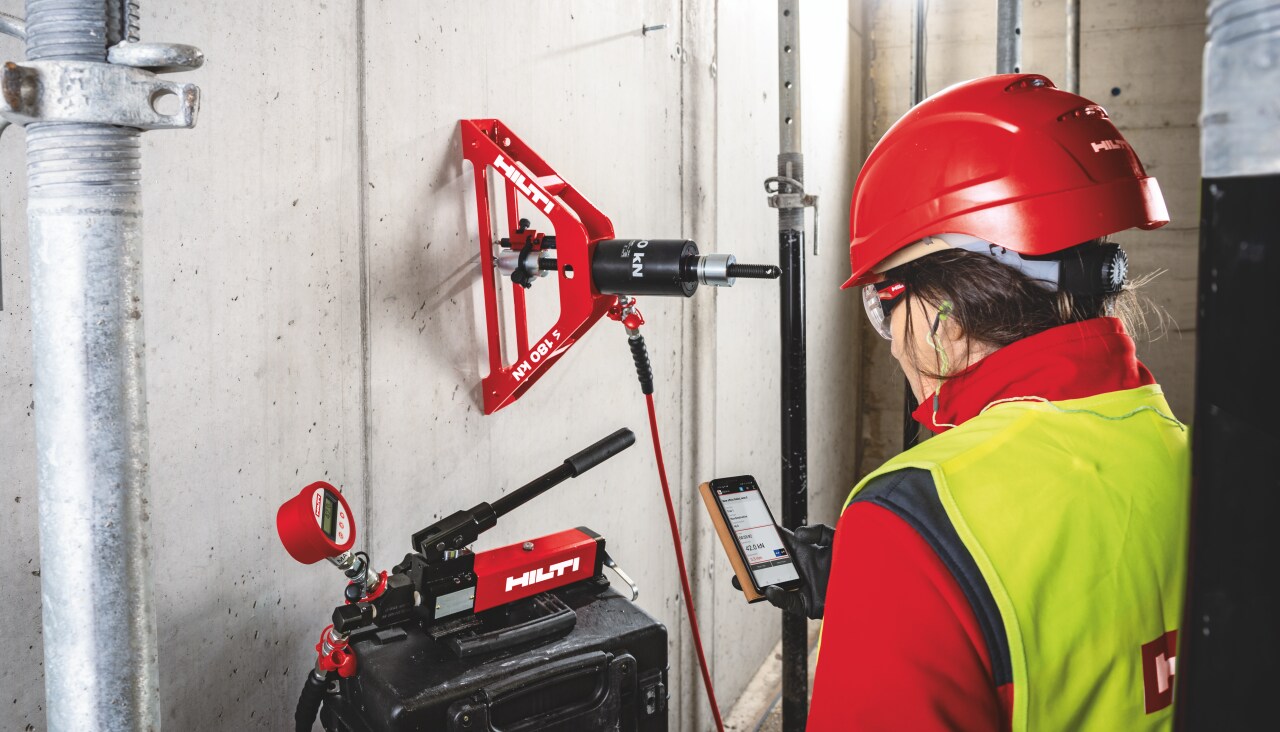 Hilti Verkaufsberater beim Dübeltestversuch mit HAT28