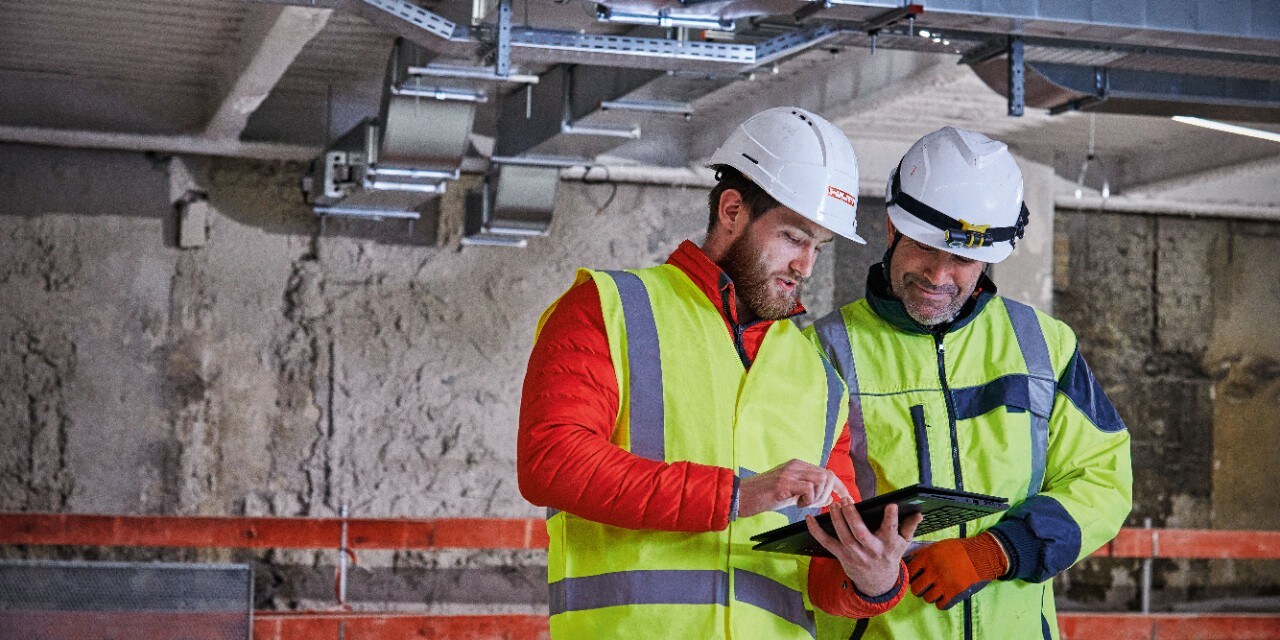 Hilti Technischer Bemessungsservice  Hilti Mitare´beiter im Kundengespräch auf der Buastelle