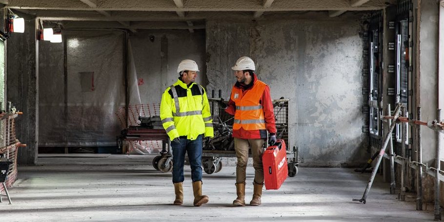 Hilti Mitarbeiter suchen Hilfe im Hilti Engineering Center