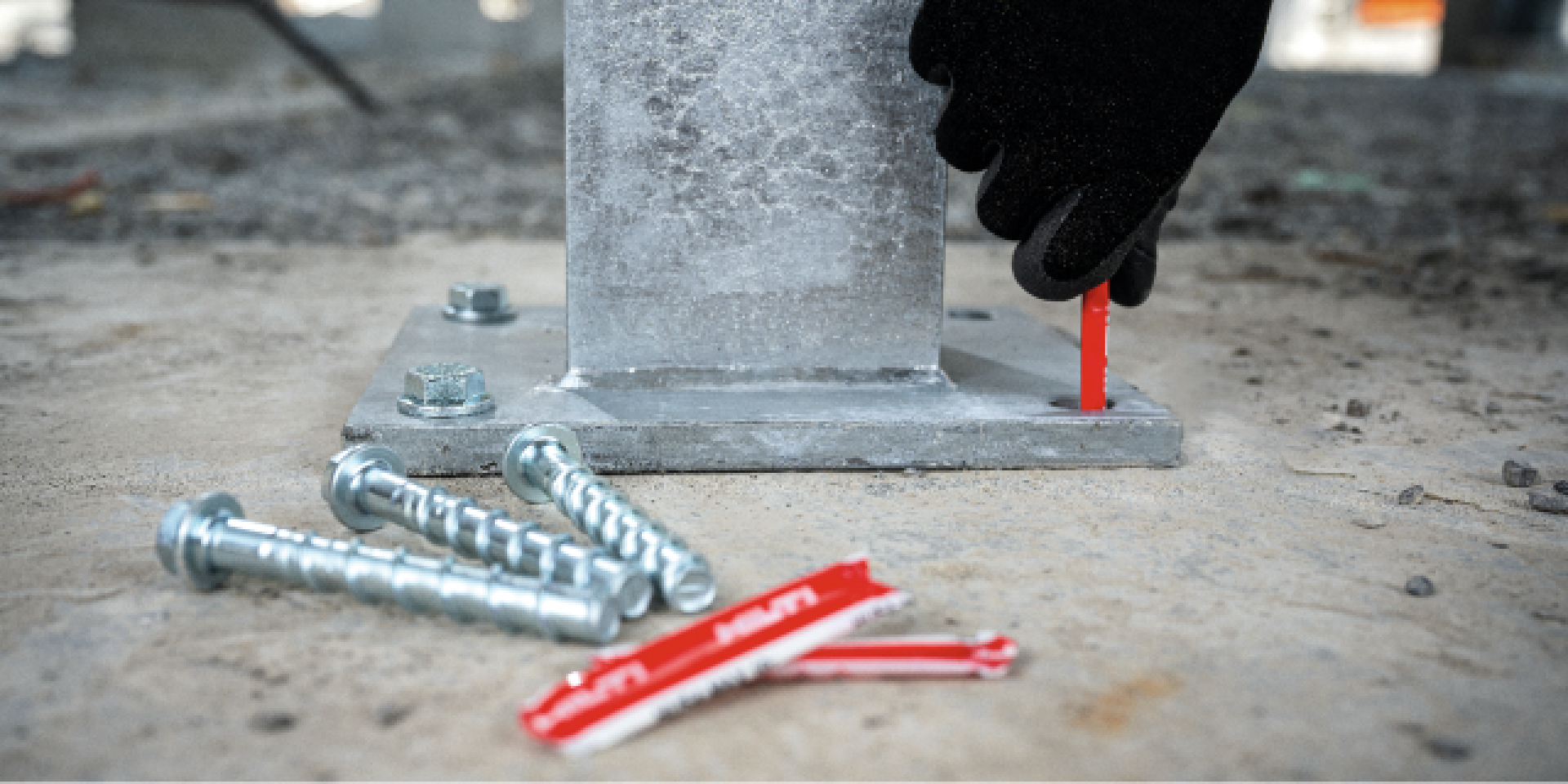 HUS4-MAX Folienpatronen und HUS4-HF Betonschrauben liegen auf Betonboden