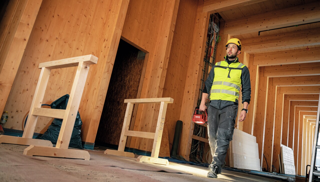 Ouvrier sur un chantier de bois
