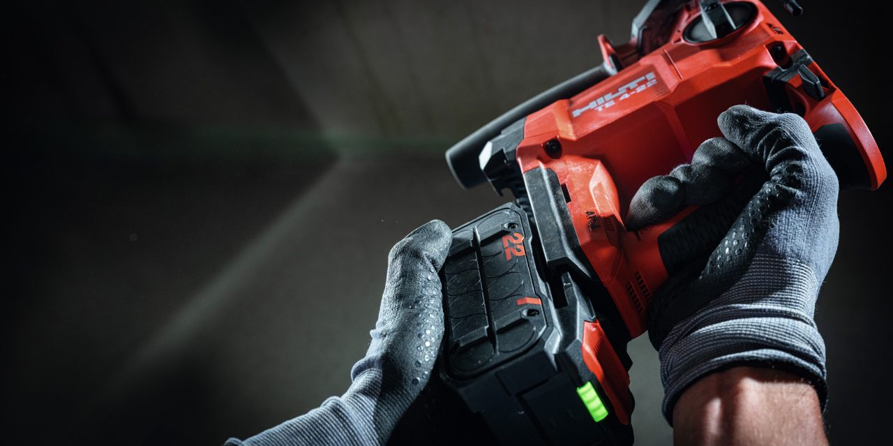 Sostituzione della batteria Nuron sul trapano a percussione a batteria TE 4-22