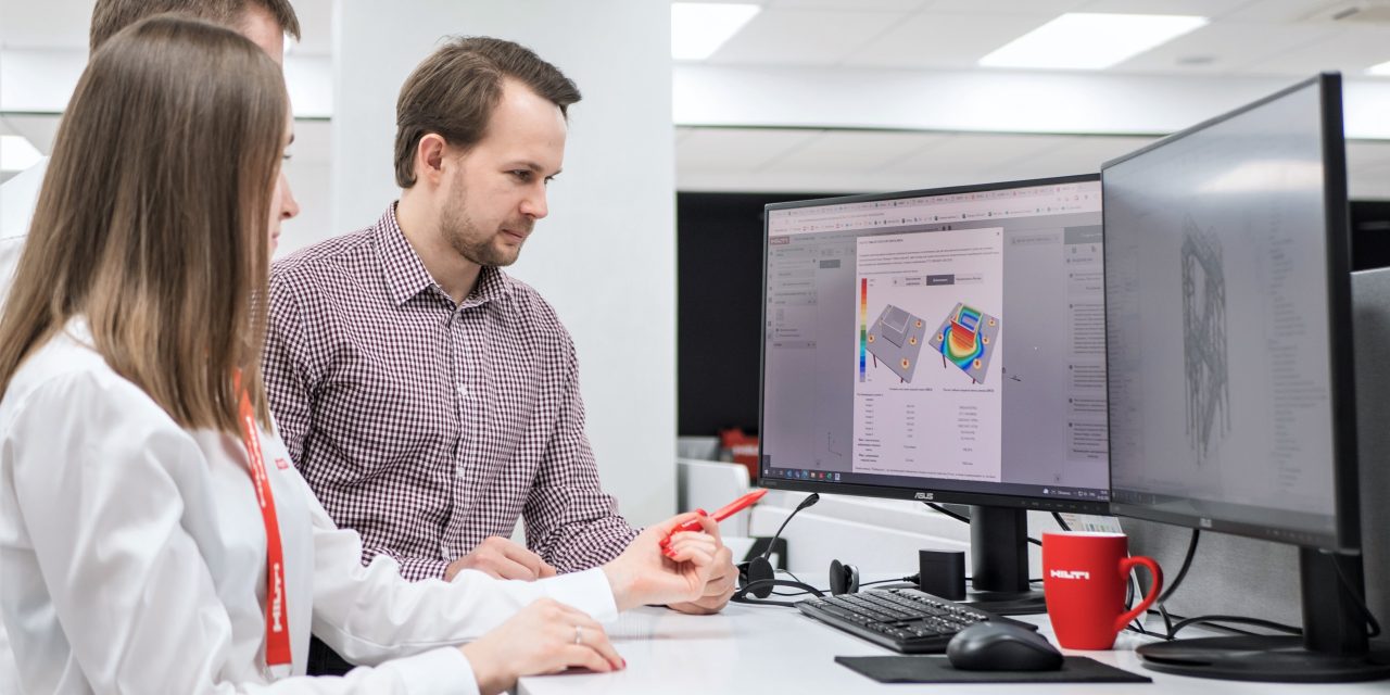 Tre collaboratori che progettano e analizzano con PROFIS Engineering Suite