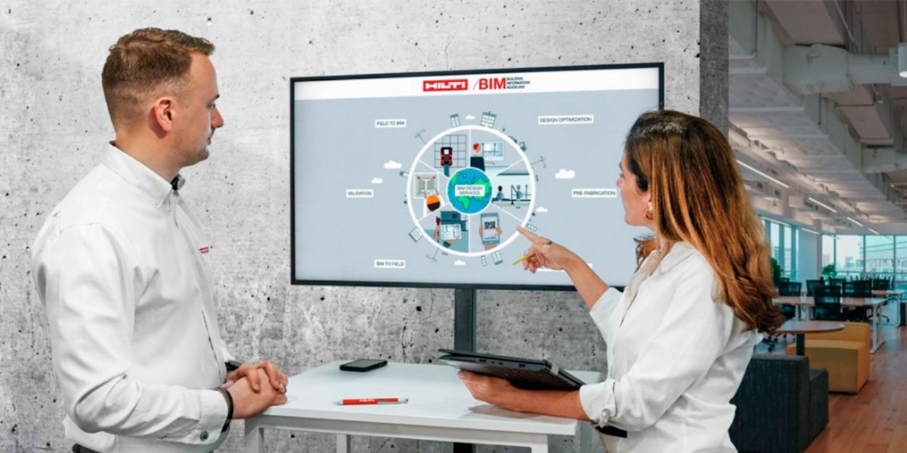 Due collaboratori discutono davanti a uno schermo che mostra la PROFIS Libreria BIM/CAD