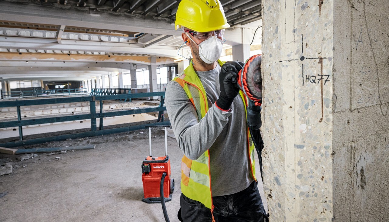 Szlifowanie ścian szlifierką bezprzewodową do betonu DGH 130-22