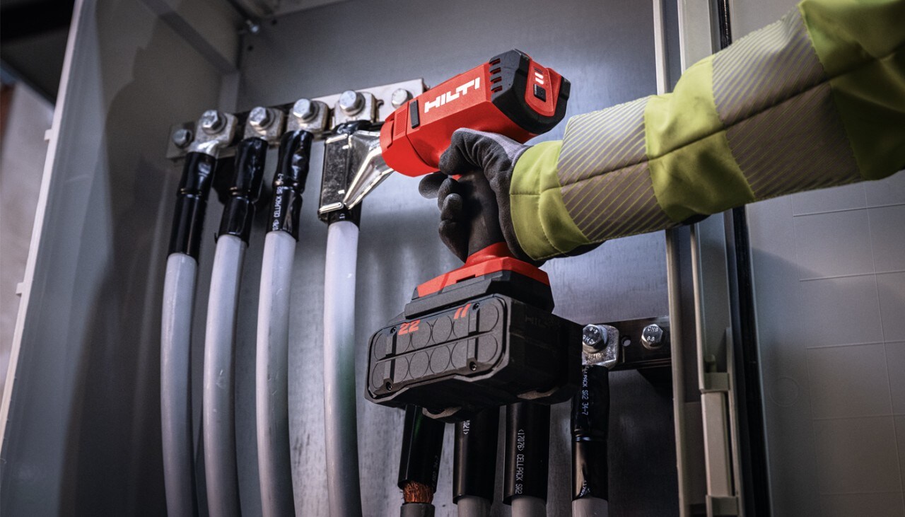 Obkurczanie rurek z kablami elektrycznymi bezprzewodowym pistoletem na gorące powietrze NHG 6-22