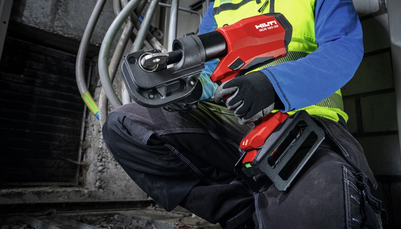 Zaciskanie kabli za pomocą zaciskarki do kabli NCR 120-22