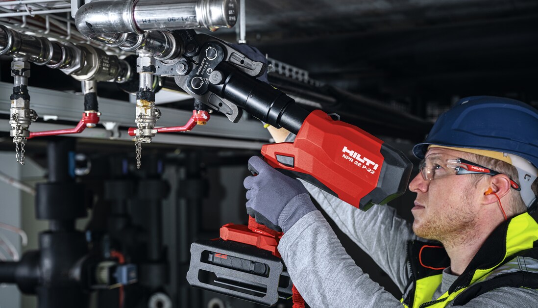 Zaciskarka NPR 32 P-22 podczas zaciskania rur metalowych