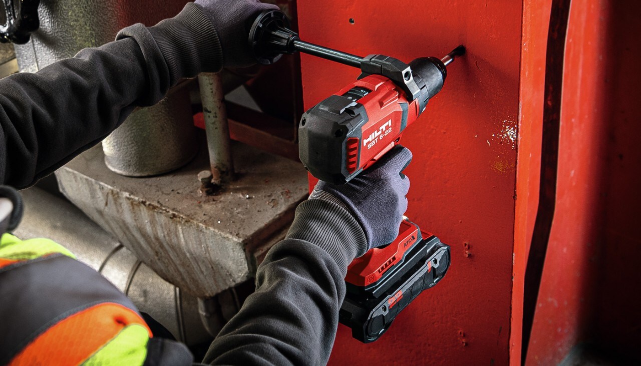 Mocowanie szyny MQ do stali za pomocą wkrętarki akumulatorowej SBT 6-22 i kołka gwintowanego S-BT HL