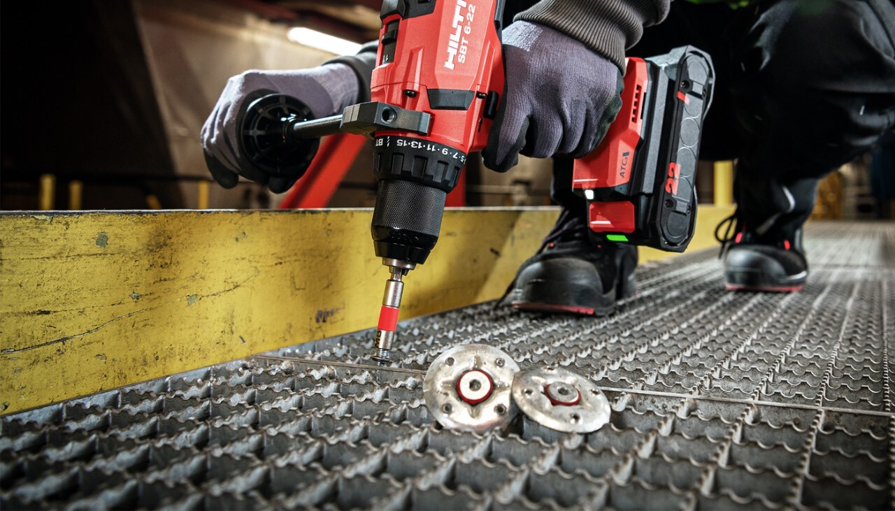 Mocowanie kraty pomostowej za pomocą wkrętarki akumulatorowej SBT 6-22 i kołka gwintowanego S-BT HL