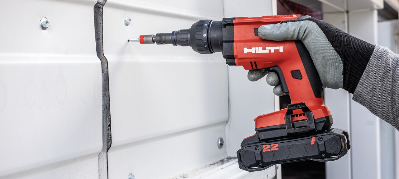 Przykręcanie do blachy trapezowej