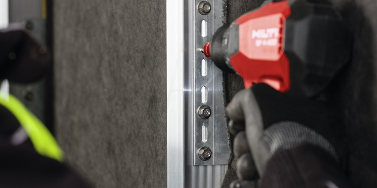 Montaż profili za pomocą wkrętarki bezprzewodowej Hilti