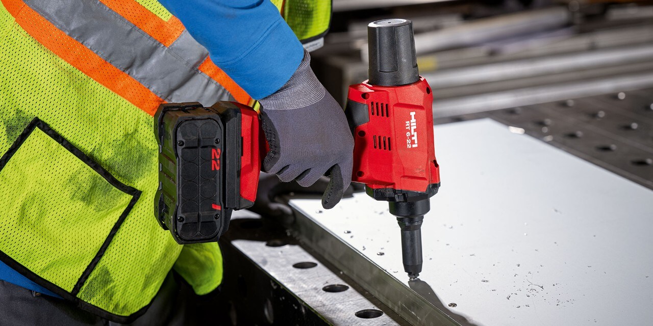 Montaż paneli za pomocą nitownicy bezprzewodowej RT 6-22