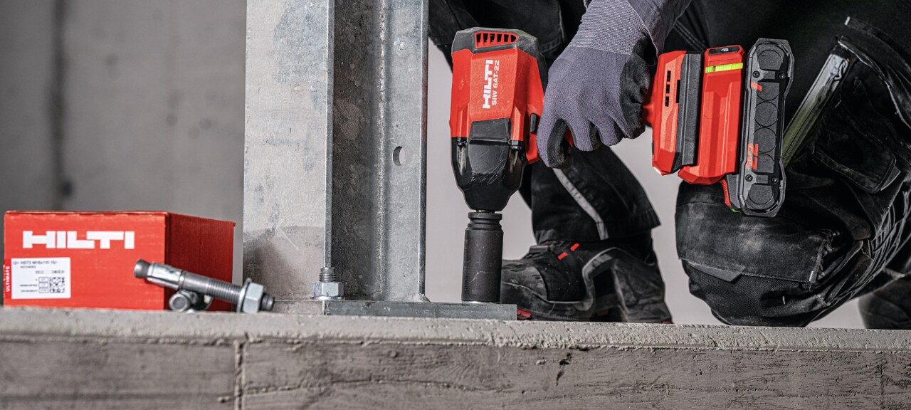 Wkręcanie w metalu podczas montażu wstępnego za pomocą akumulatorowych wkrętarek udarowych Hilti