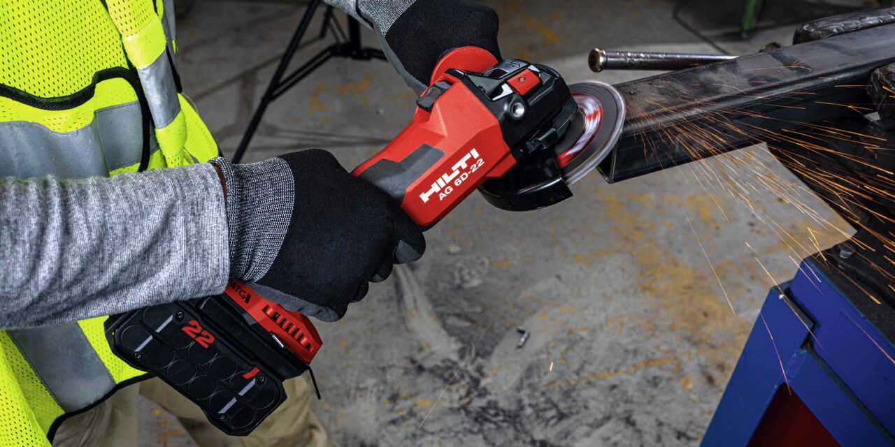 Szlifowanie metalu przy użyciu akumulatorowej szlifierki kątowej AG 4S-A22