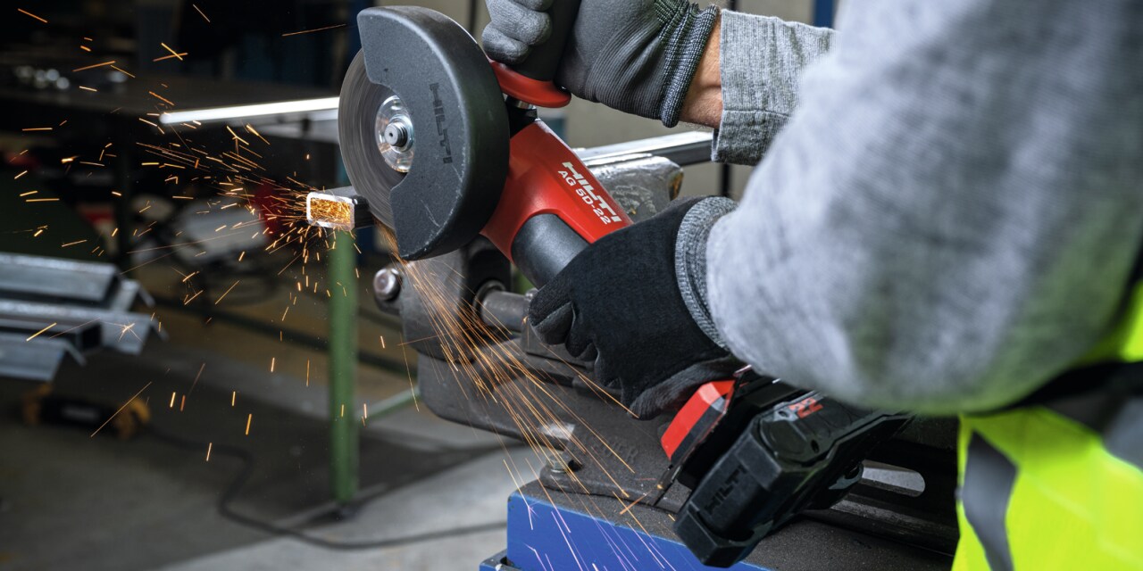 Cięcie metalu przy użyciu przecinarki akumulatorowej