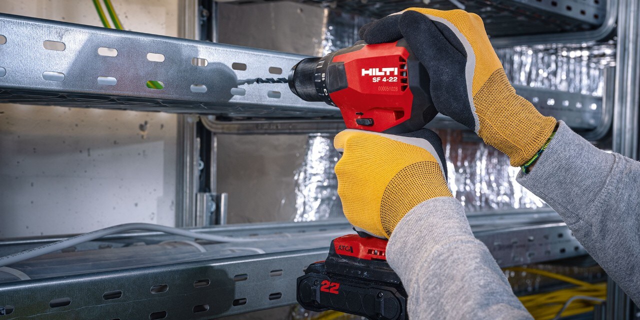 Wiercenie w metalu przy użyciu wkrętarko-wiertarki SF 4-A22