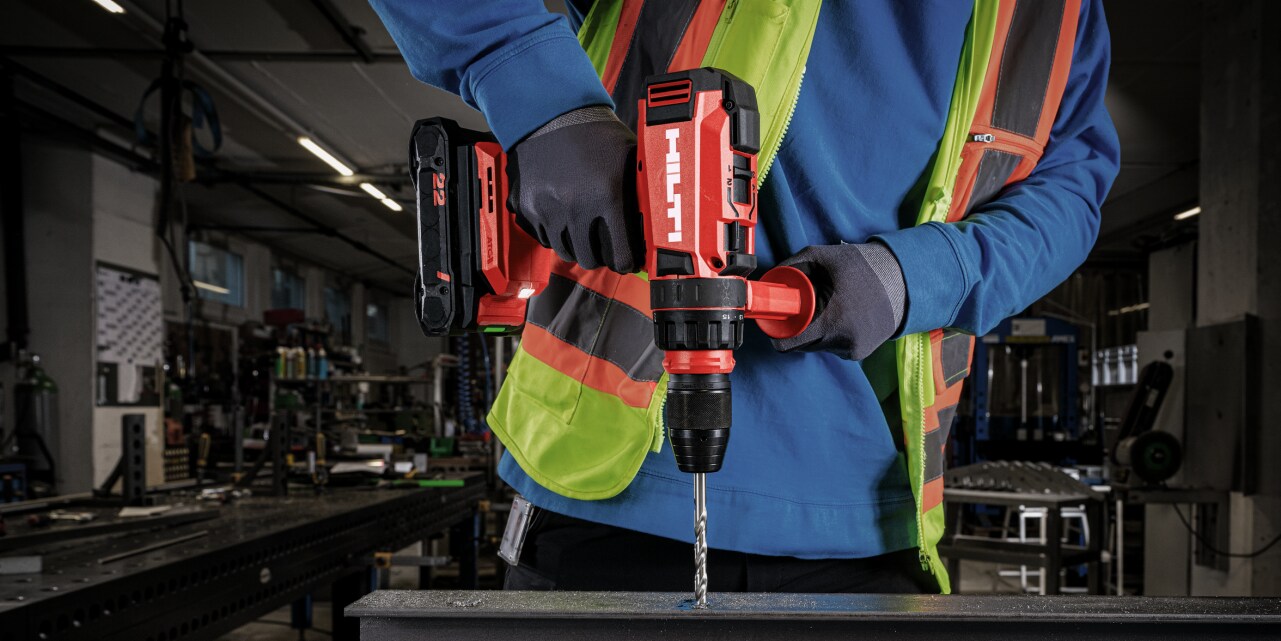 Wiercenie w metalu przy użyciu wkrętarko-wiertarki SF 8M-A22