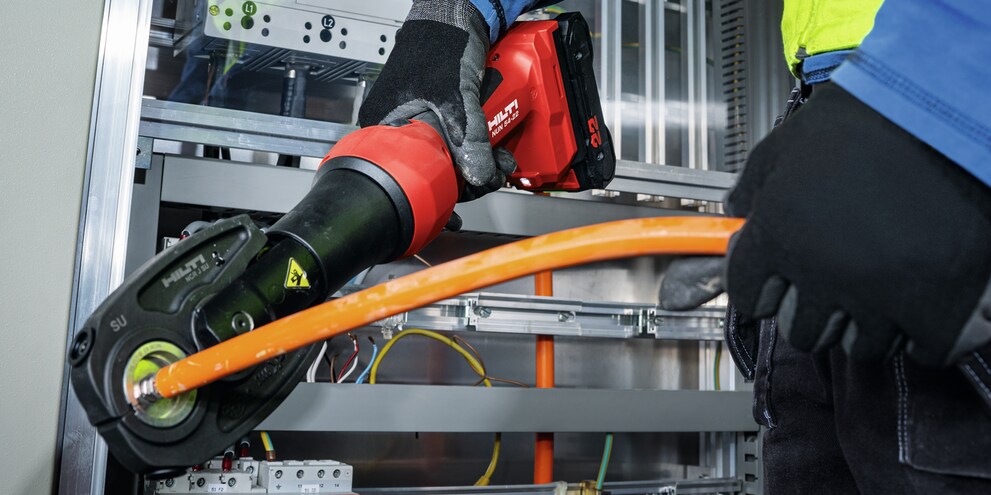 Cięcie i zaciskanie kabli elektrycznych