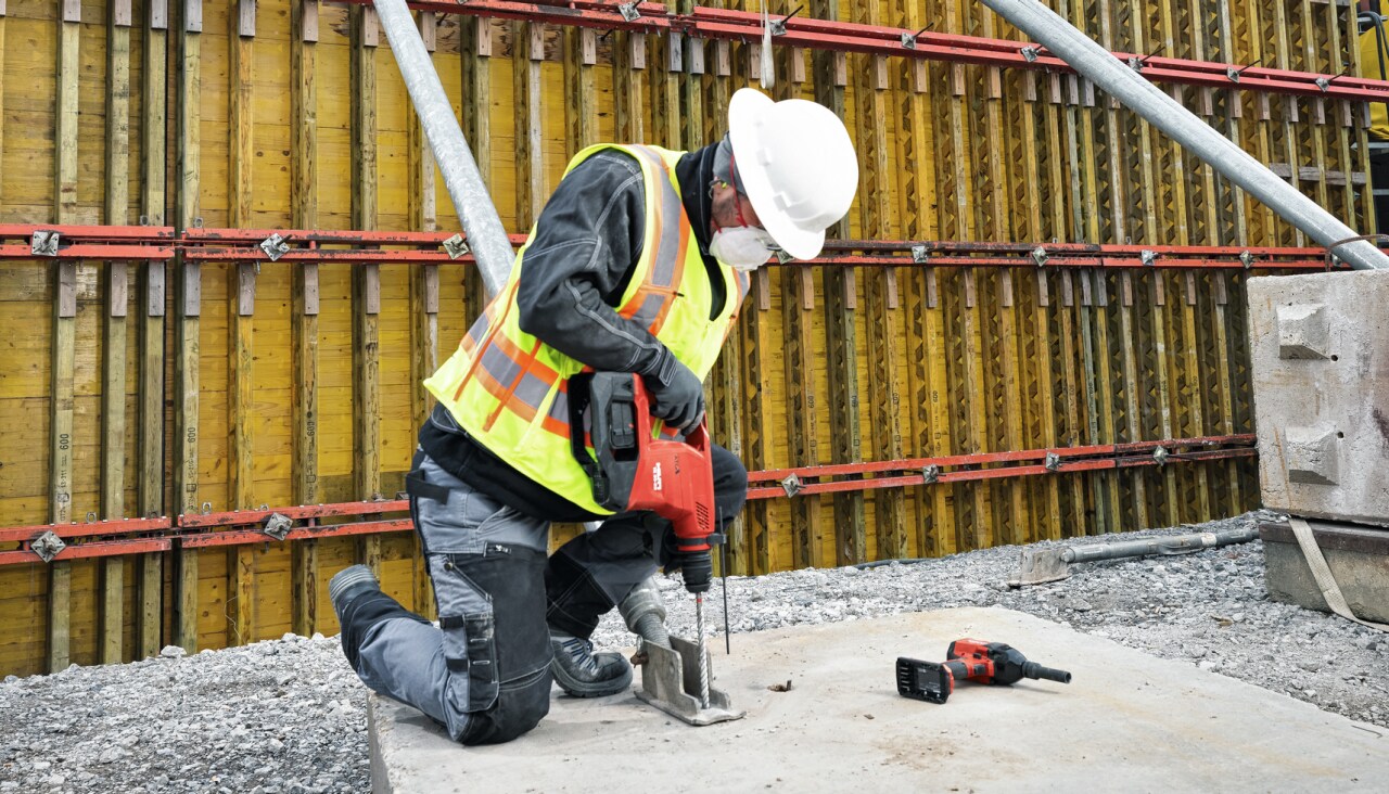 Muncitor care folosește TE 30-22 în cadrul aplicațiilor cu cofraje