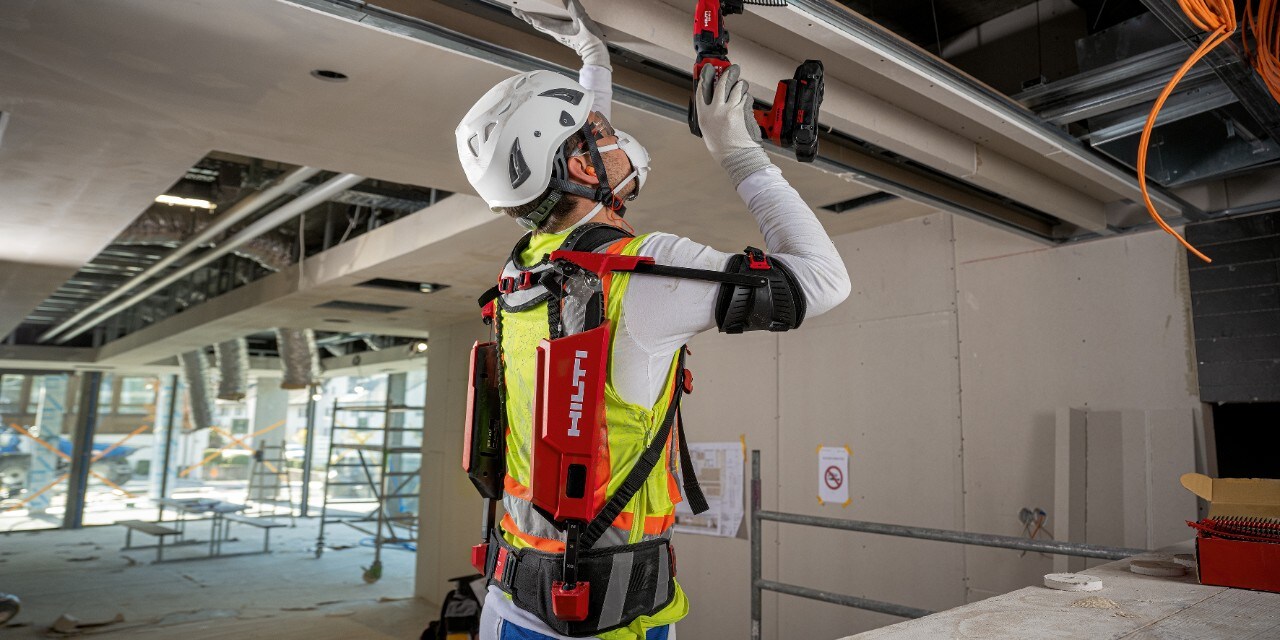 Sistem tip exoschelet pentru umăr