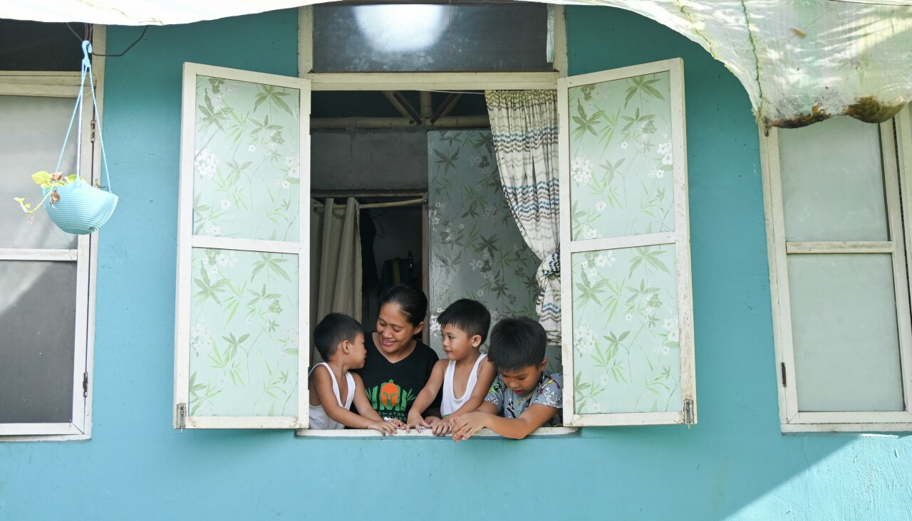 Děti ve škole sedí v lavicích