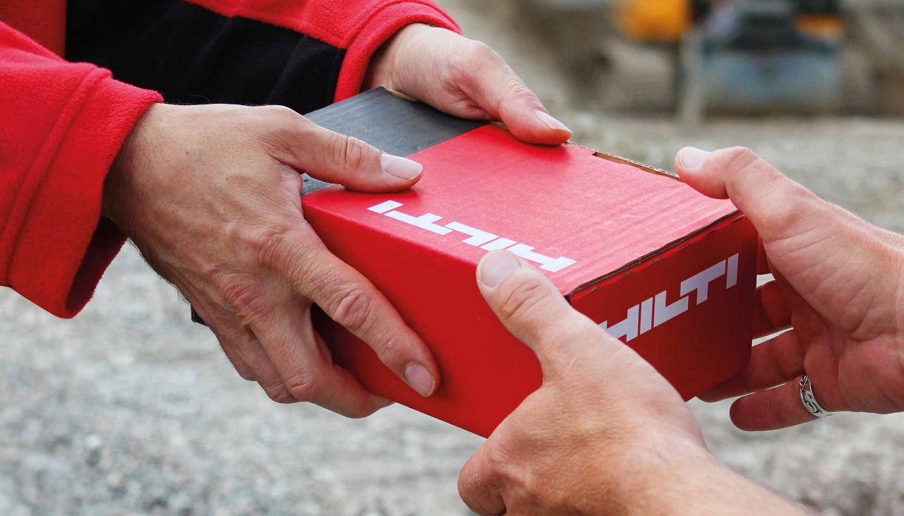 Předávání krabice Hilti