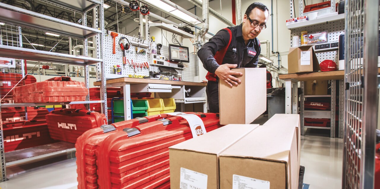 Skládání krabic ve skladu