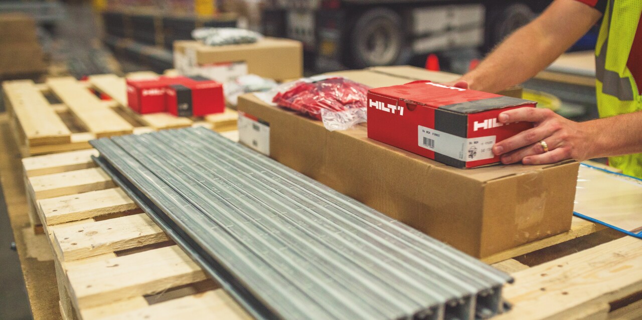 Krabice a nosníky na paletě