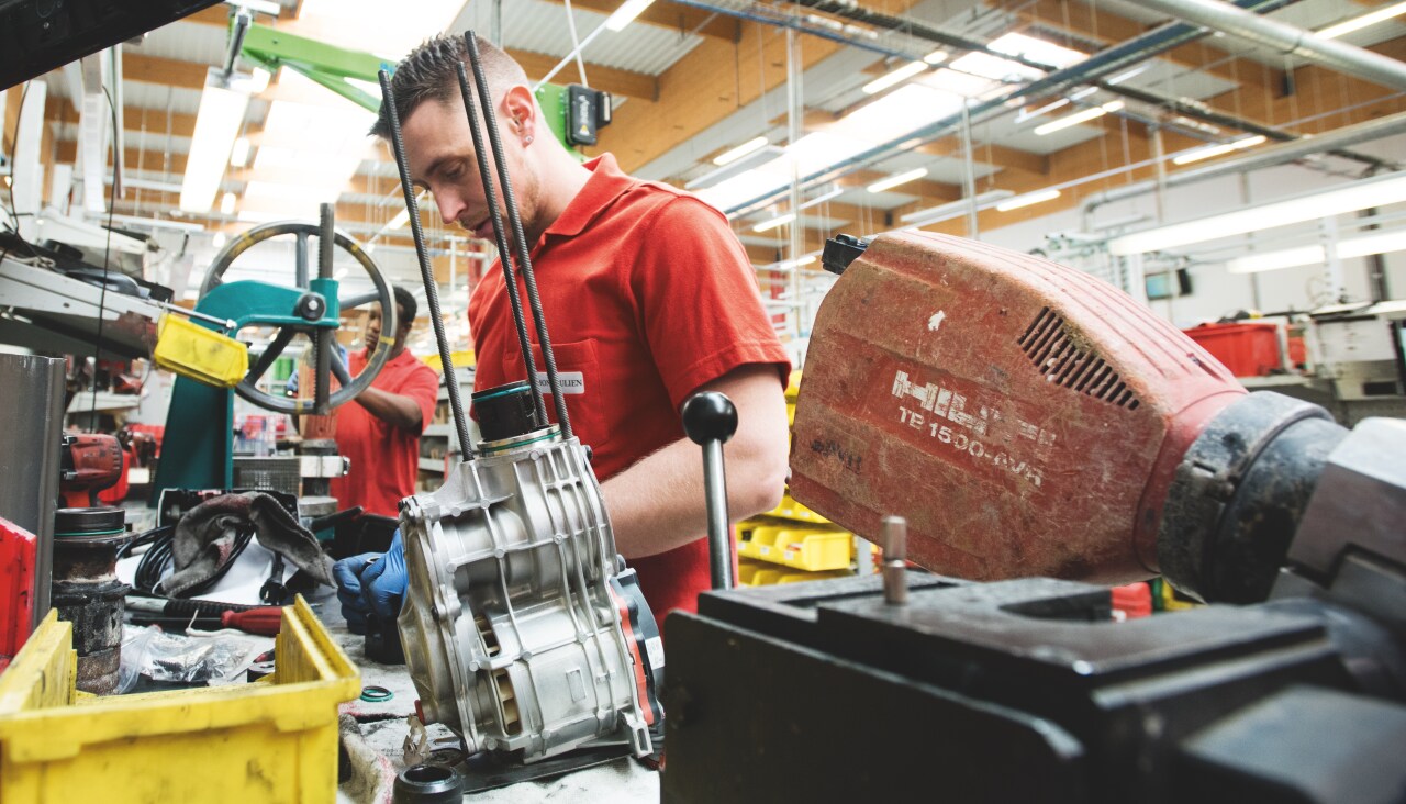 Oprava stroje v Hilti servisním středisku