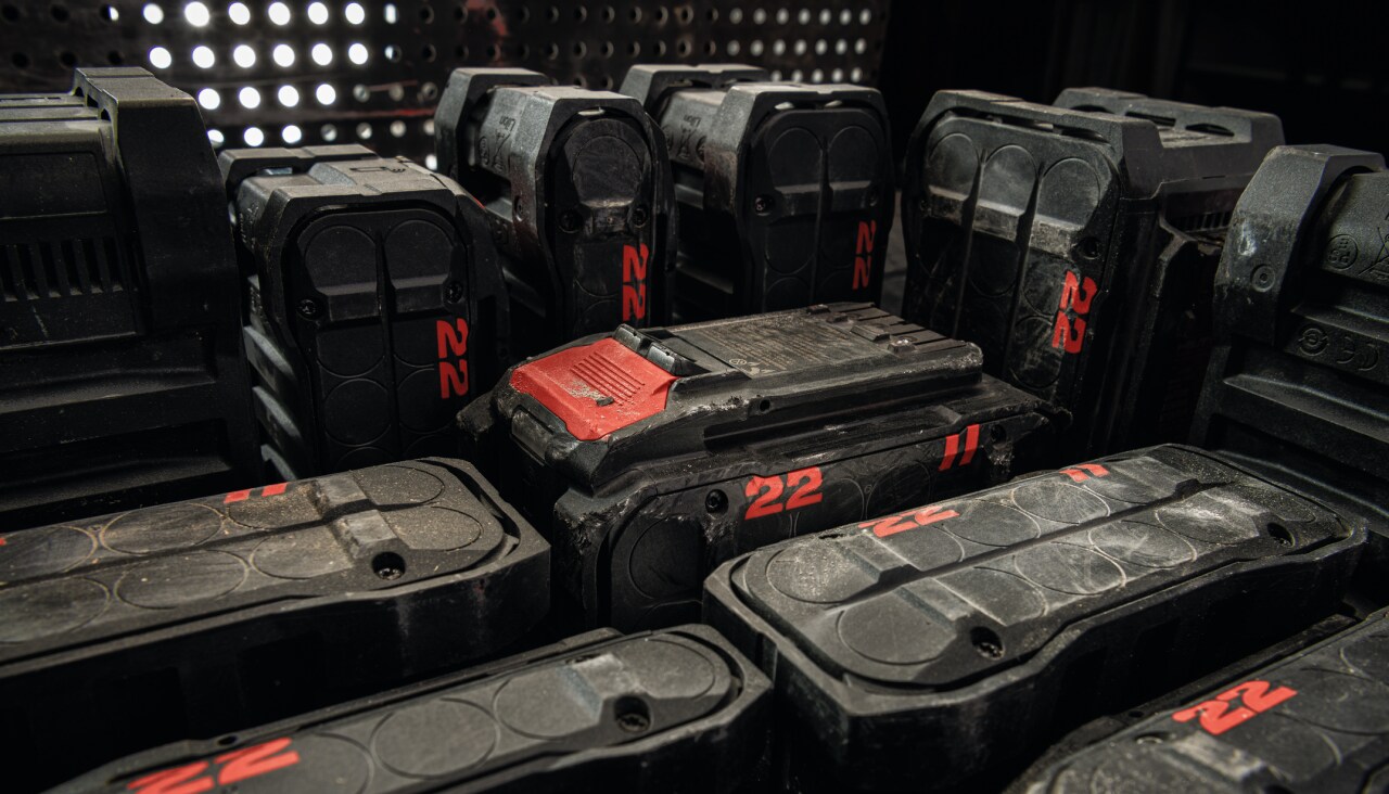 Žiedinės ekonomikos koncepcija su simboliais ir grafiniais elementais.