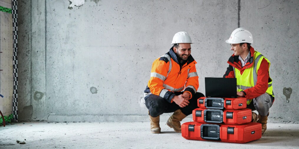 Grafika, rodanti klientą, diskutuojantį su specialistu per nešiojamąjį kompiuterį, pabrėžiantį bendradarbiavimą.