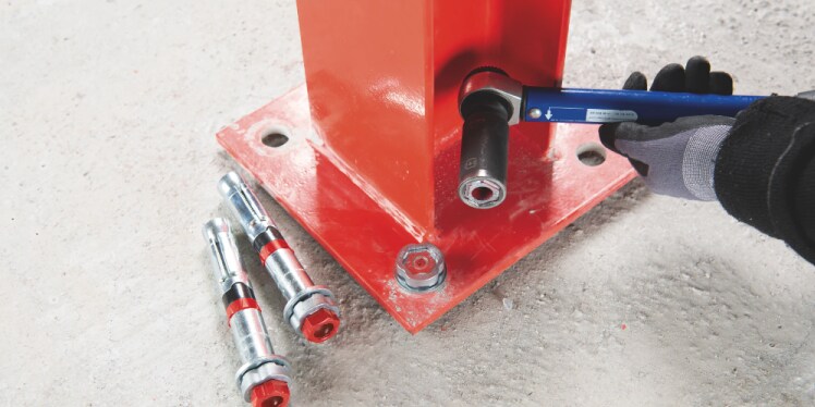 Darbinieks, kas uzstāda pamatus enkuriem 