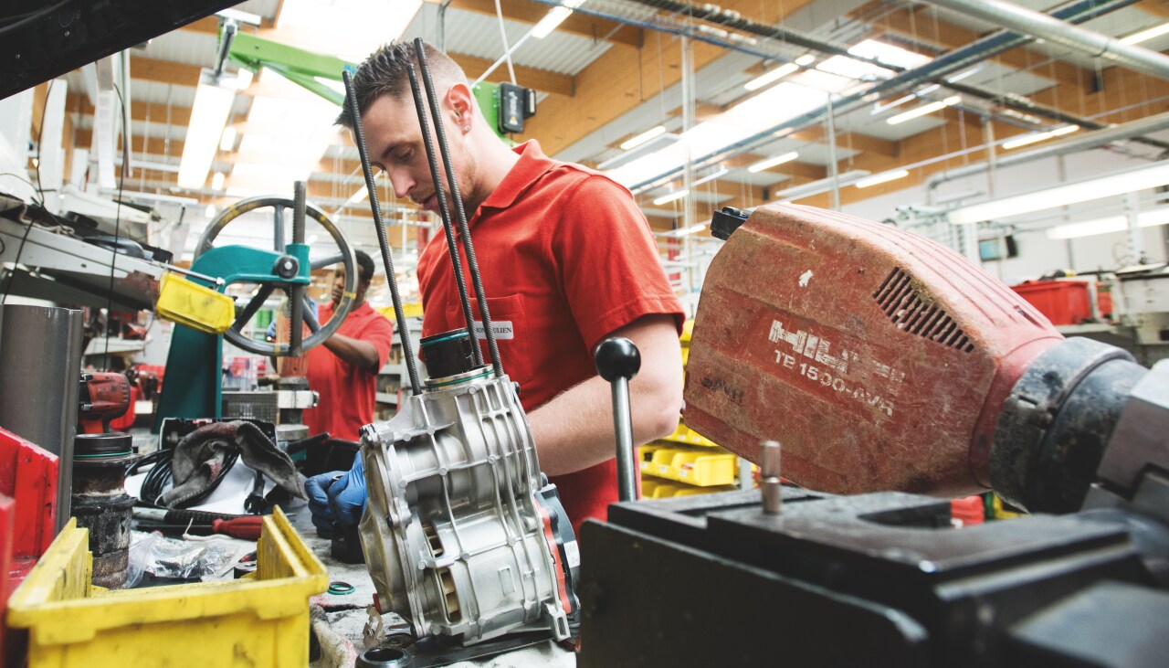 Hilti darbinieks rūpnīcā, kas strādā ar aprīkojumu