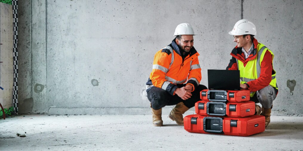 Būvnieki izmanto hilti tīmekļa vietni savā klēpjdatorā