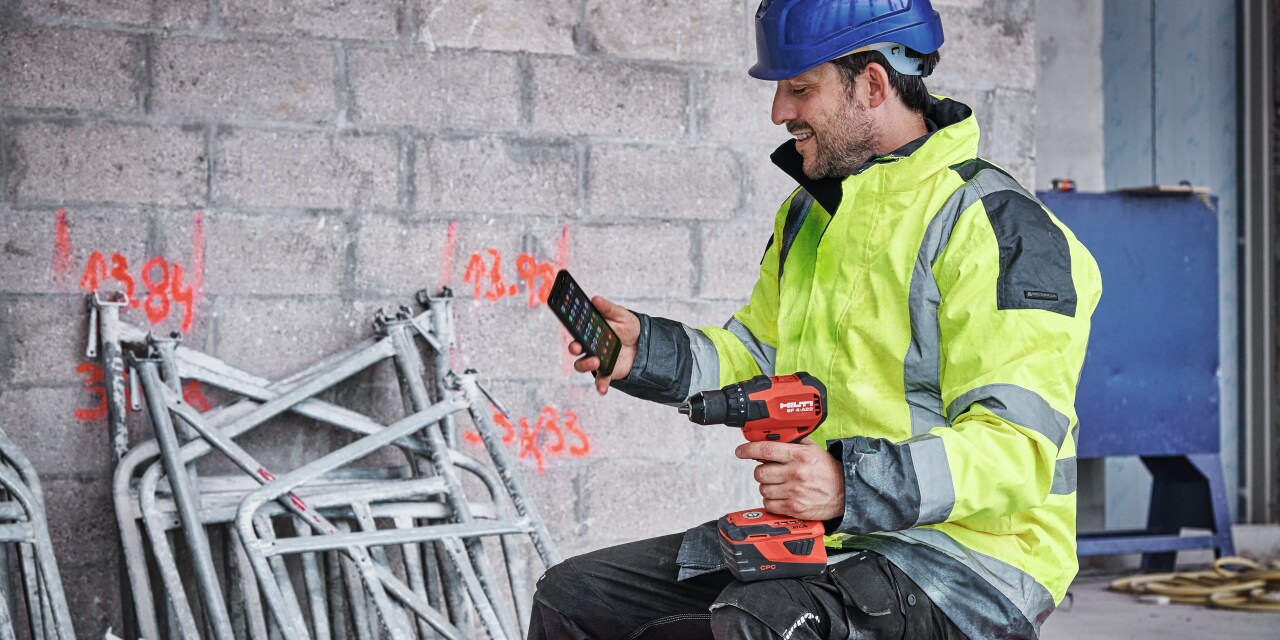 Darbinieks, kas tur hilti urbi