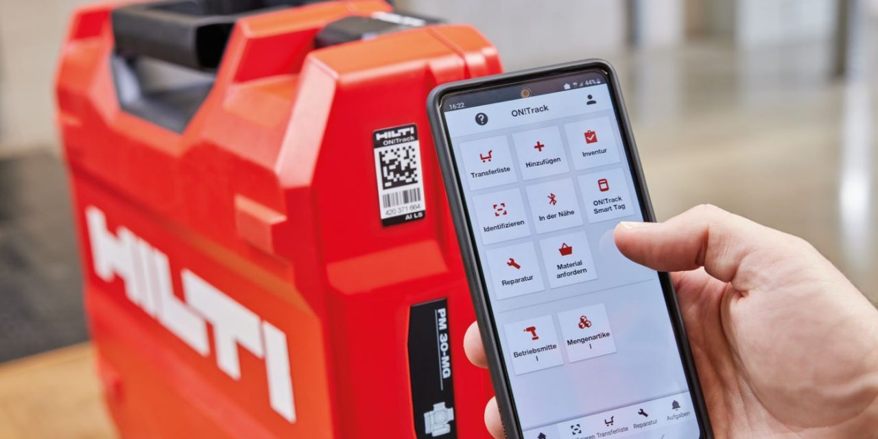 Darbinieks, kas pārbauda instrumenta remonta izmaksas